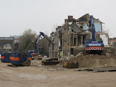 907922 Gezicht op de sloop van het huizenblok aan de zuidzijde van de David van Mollemstraat te Utrecht, vanaf de ...